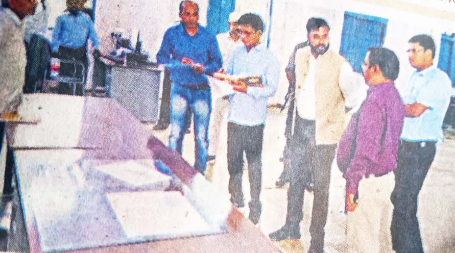 संभागायुक्त कावरे ने नए जिले के कार्यालयों का किया निरीक्षण, अनुपस्थित कर्मचारियों पर गिरी गाज