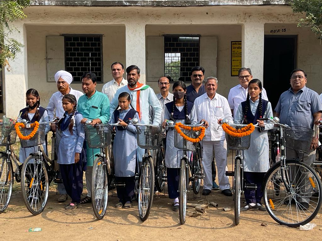 पूर्व विधायक ने किया छात्राओं को साइकिल वितरण पूर्व विधायक ने किया छात्राओं को साइकिल वितरण