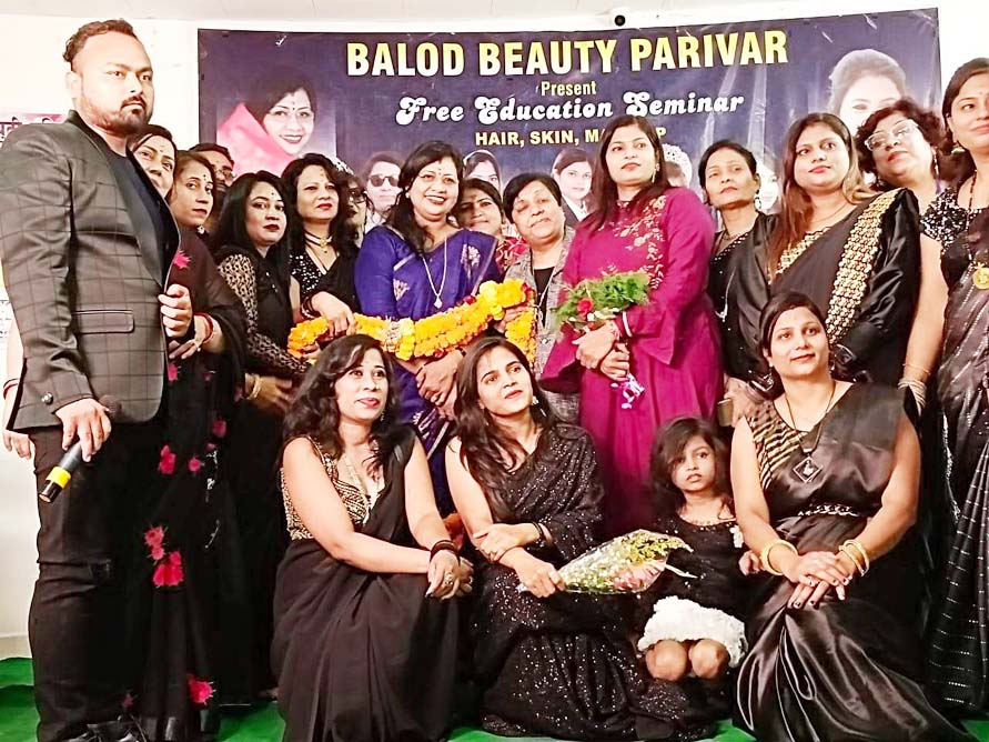 रैंप वॉक विधायक संगीता सिन्हा के साथ, महिलाओं का निखार मन से उनके शरीर तक एक समान रैंप वॉक विधायक संगीता सिन्हा के साथ, महिलाओं का निखार मन से उनके शरीर तक एक समान