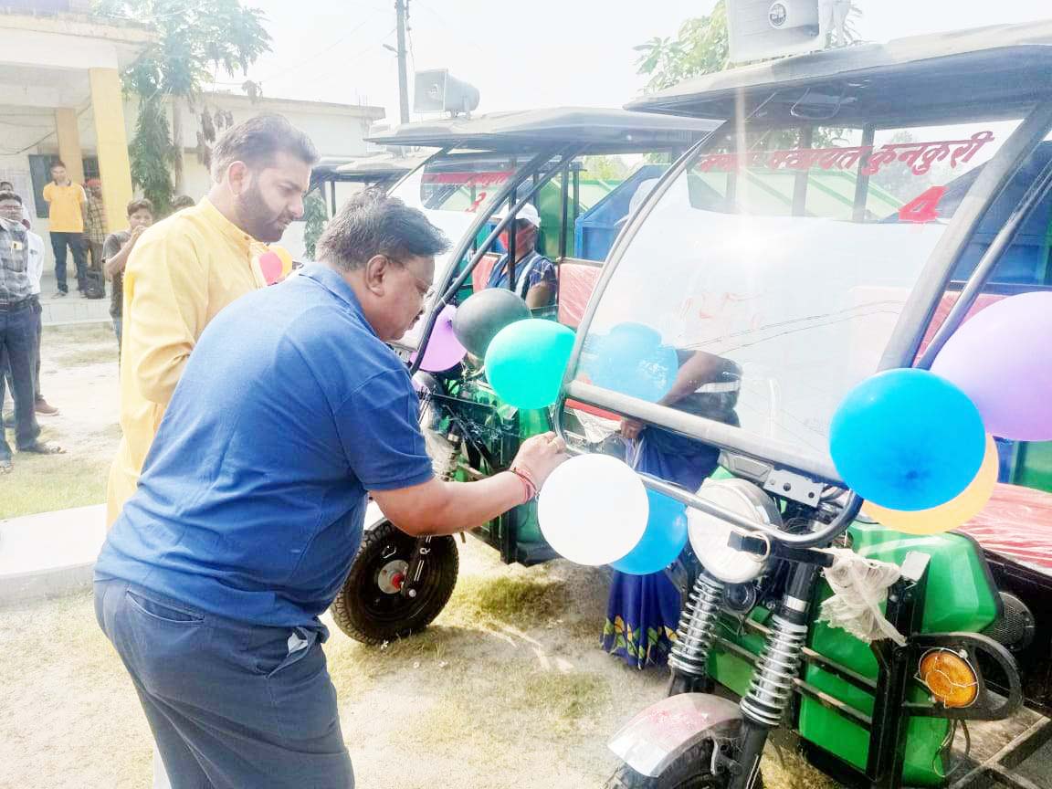 पांच ई-रिक्शा का संसदीय सचिव मिंज ने किया लोकार्पण