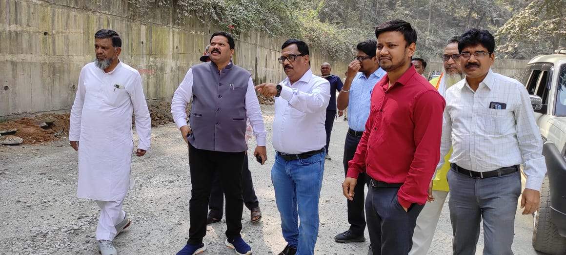 केशकाल घाटी में चल रहे पेंच मरम्मत का जायजा लेने पहुंचे विधायक संतराम केशकाल घाटी में चल रहे पेंच मरम्मत का जायजा लेने पहुंचे विधायक संतराम