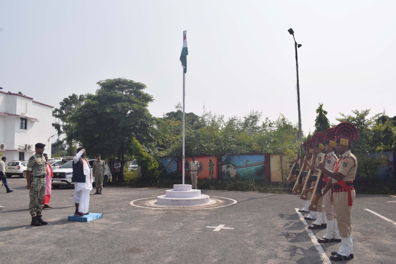 प्रभारी मंत्री को गार्ड ऑफ ऑनर