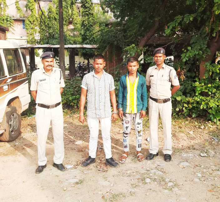 शराब के लिए पैसे मांगें,  2 पकड़ाए