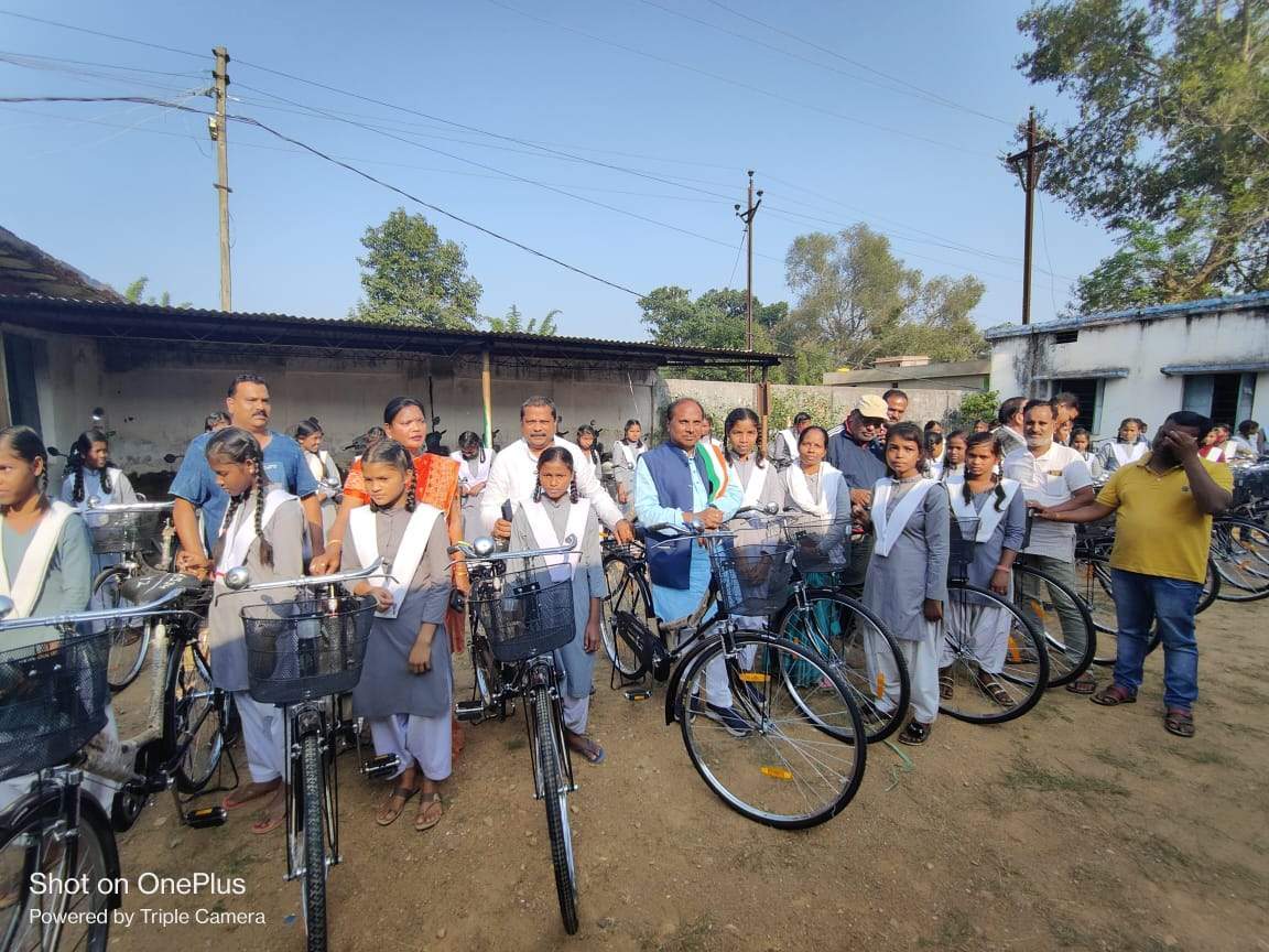 छात्राओं को मिली साइकिल 