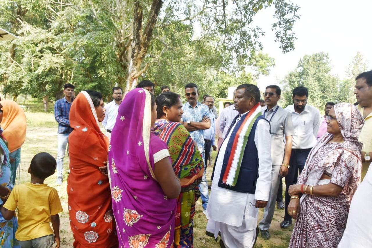 प्रभारी मंत्री ने महिलाओं  से की मुलाकात