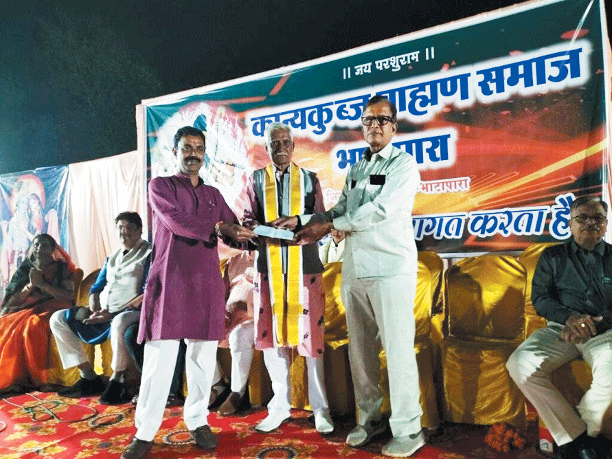 मां-पिता की स्मृित में समाज को एक लाख रुपये भेंट