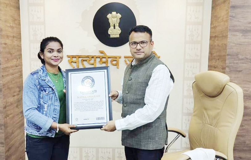कलेक्टर ने नैना को सौंपा वल्र्डवाइड रिकार्ड ऑफ बुक