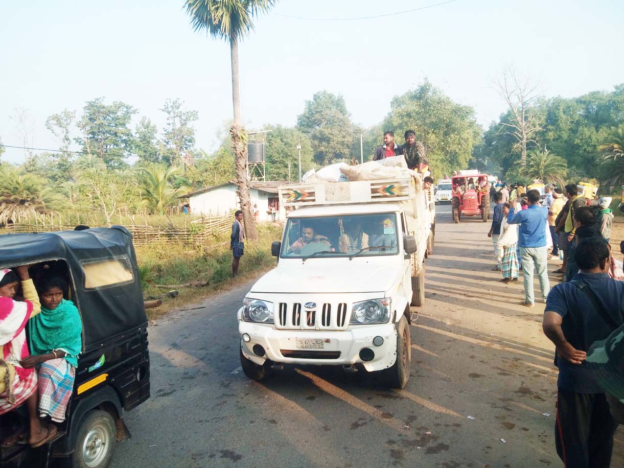 शराब की बोतलों का विवाद, महिलाओं ने किया डेढ़ घंटे चक्काजाम