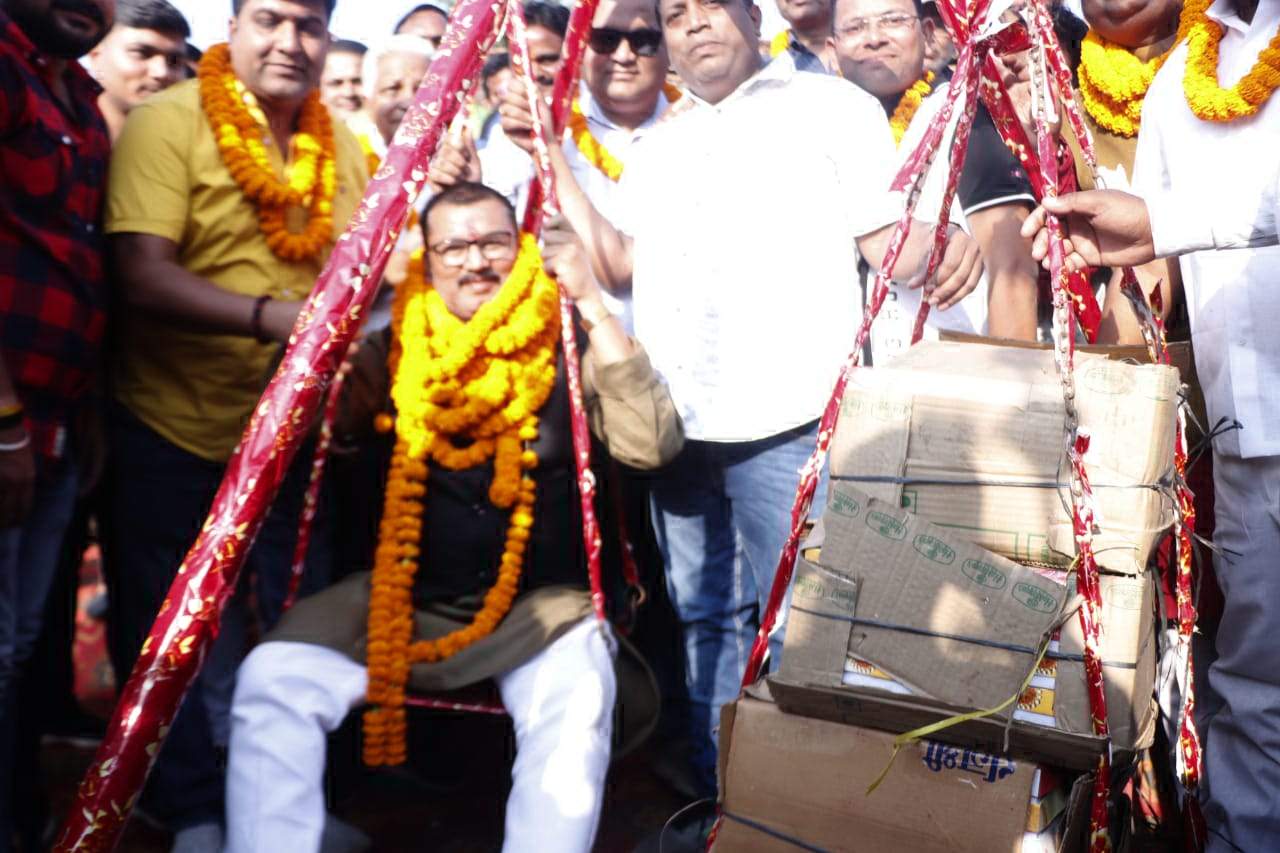  बीज प्रमाणीकरण संस्था के नए सदस्य अरविंद का स्वागत, लड्डुओं से तौला 