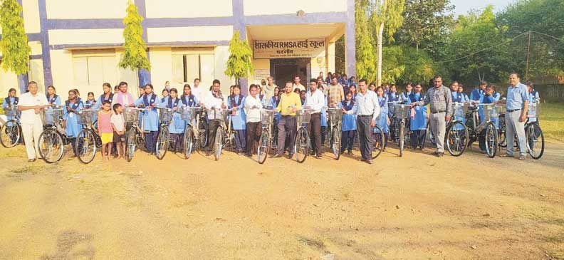 हाईस्कूल थरगांव में साइकिल वितरण