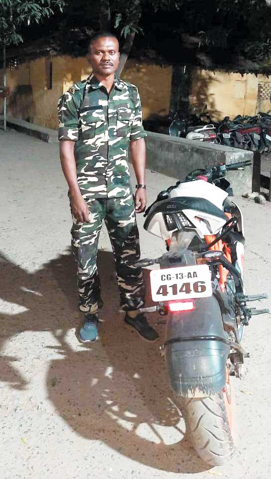 बाईक व पर्स लूट, नाबालिग पकड़ाया, दो फरार