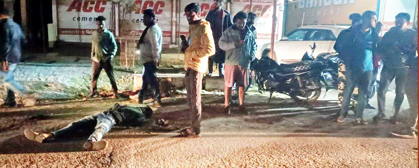 बाइकें भिड़ीं, तीन युवकों की मौत, हेलमेट नहीं पहने थे बाइकें भिड़ीं, तीन युवकों की मौत, हेलमेट नहीं पहने थे