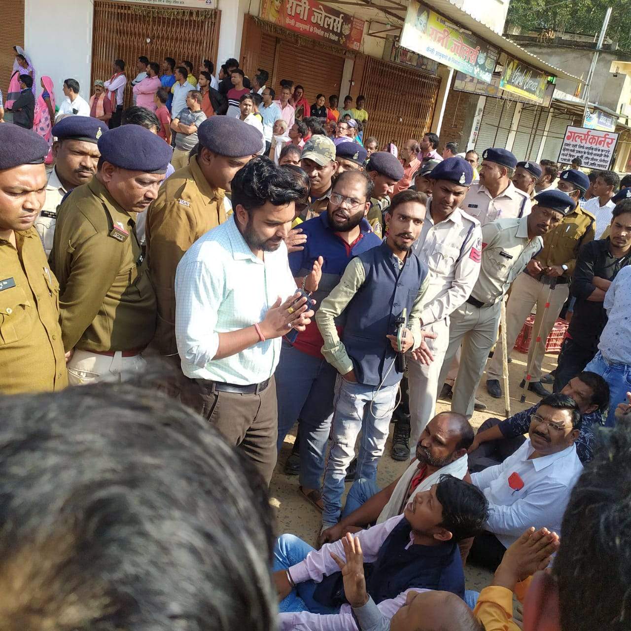 आदिवासी मूल निवासी की सभा के विरोध में चक्काजाम, प्रदर्शन