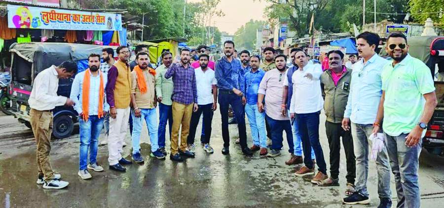 कांग्रेस शराबबंदी से मुकरी तो युवा मोर्चा ने किया पुतला दहन