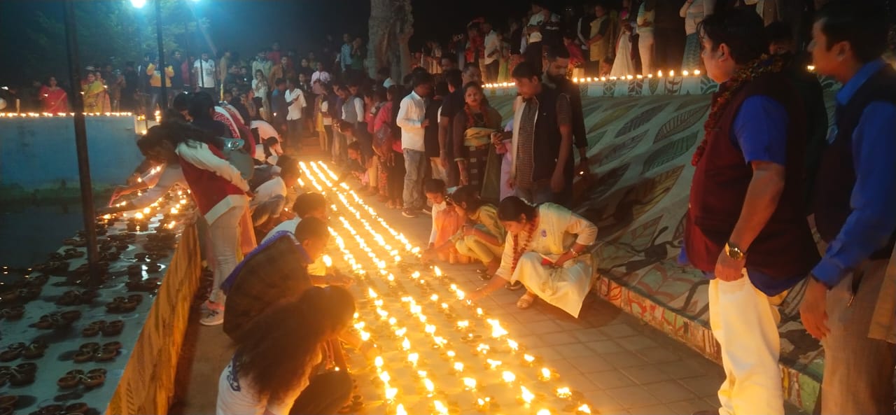 सवा दो लाख दीयों की रोशनी से जगमगाया दलपत सागर