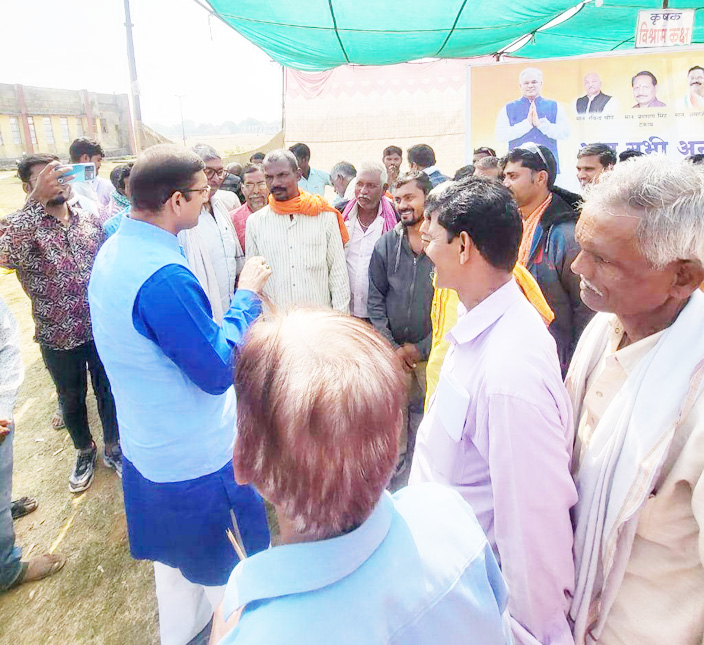 किसानों से मिलकर नवाज ने की चर्चा