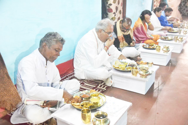सीएम ने गुलगुला भजिया और लाखड़ी भाजी का लिया आनंद सीएम ने गुलगुला भजिया और लाखड़ी भाजी का लिया आनंद