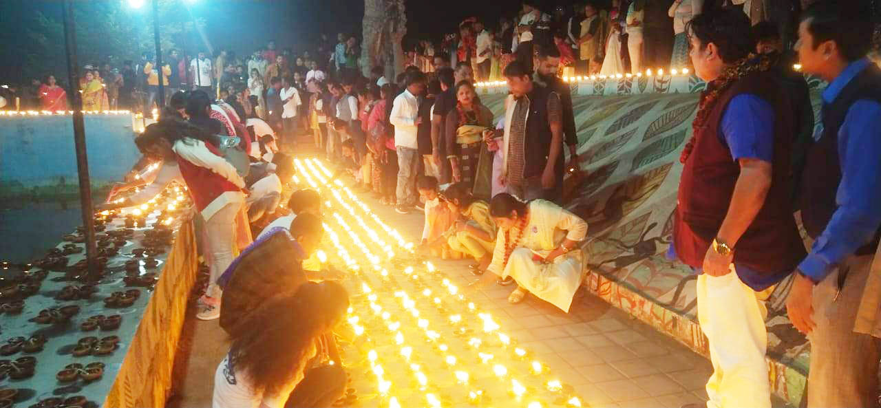 सवा दो लाख दीयों की रोशनी से जगमगाया दलपत सागर