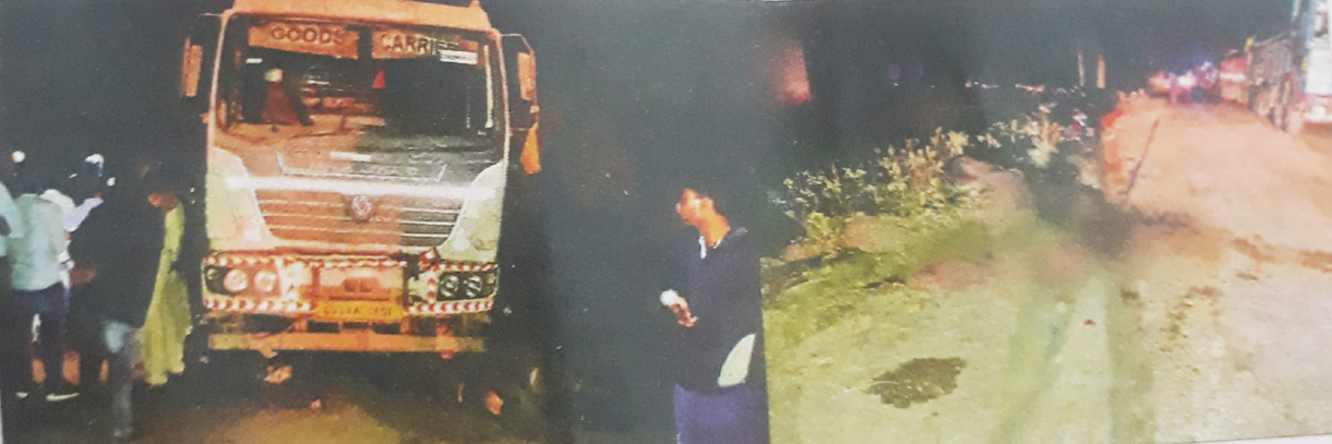 टिप्पर की ठोकर से पांच भैसों की मौत, छ: लापता टिप्पर की ठोकर से पांच भैसों की मौत, छ: लापता