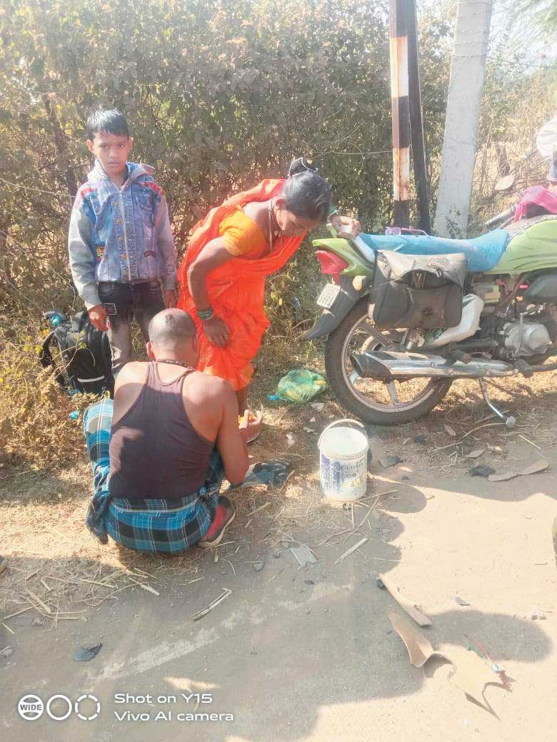 बाइकें भिड़ीं, पंचायत सचिव पत्नी बच्चे सहित घायल बाइकें भिड़ीं, पंचायत सचिव पत्नी बच्चे सहित घायल