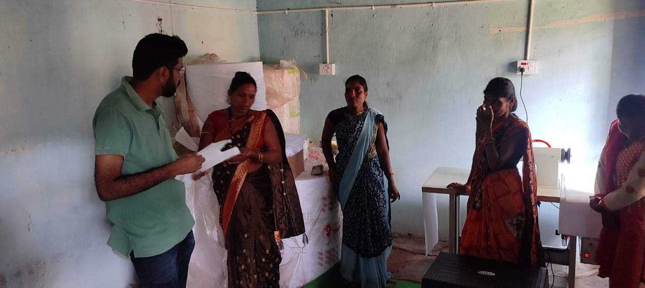 सीईओ ने किया आजीविका केंद्रों का दौरा