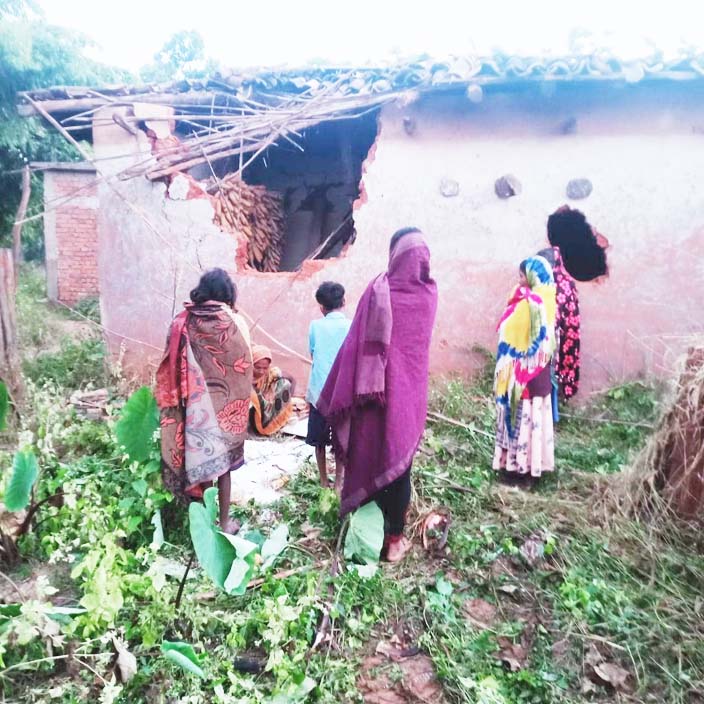 हाथी दल ने तोड़े मकान, ग्रामीणों ने भागकर बचाई जान