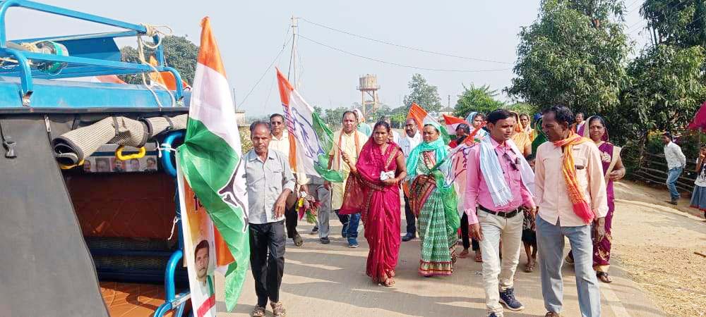 कांग्रेसियों ने आठवें दिन खुर्सीपार से सिंघाभेड़ी तक की पदयात्रा कांग्रेसियों ने आठवें दिन खुर्सीपार से सिंघाभेड़ी तक की पदयात्रा