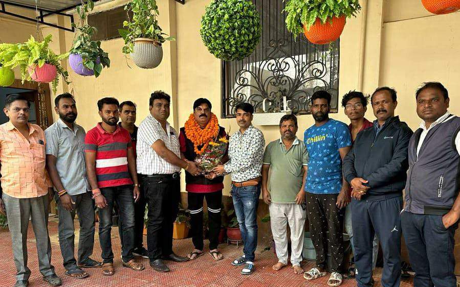 इन्द्रावती विकास प्राधिकरण उपाध्यक्ष राजीव से मिलकर संजय बाजार व्यापारी संघ ने दी हार्दिक बधाई व शुभकामनाएं