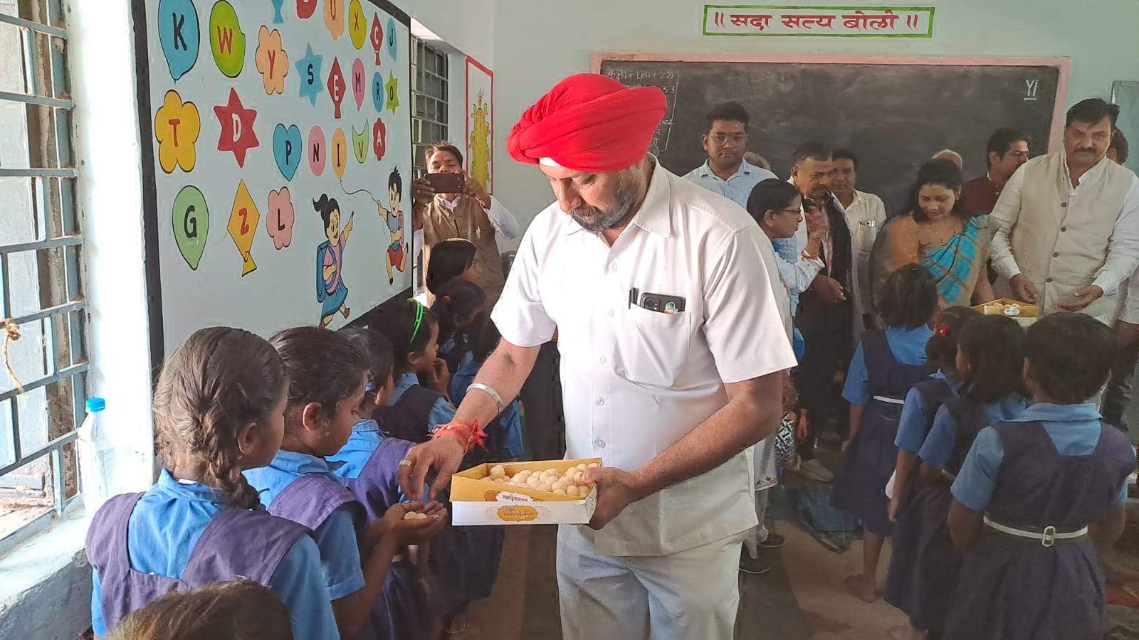 शहर कांग्रेस ने बच्चों को बांटी मिठाई शहर कांग्रेस ने बच्चों को बांटी मिठाई
