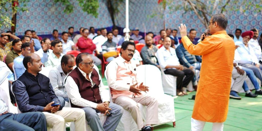 केंद्र की दमनात्मक नीति के खिलाफ हम रेलवे कर्मचारियों के साथ- शैलेश पांडेय 