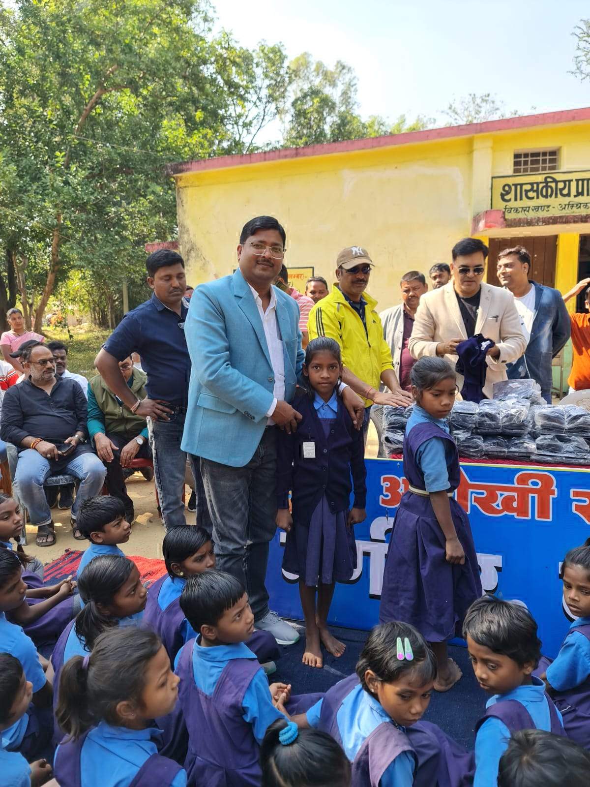 अनोखी सोच संस्था ने स्कूली बच्चों को बांटे गर्म कपड़े, खिले चेहरे