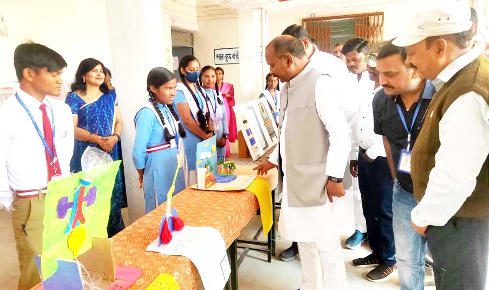 चाचा नेहरू के बताए मार्ग पर चलें नौनिहाल- कमरो