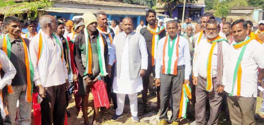 सोनहत में डेढ़ सौ ग्रामीणों  ने थामा कांग्रेस का हाथ