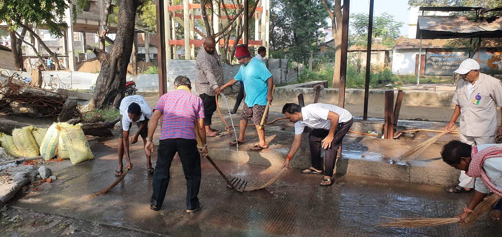 मुक्तिधाम में स्वच्छता अभियान चलाया मुक्तिधाम में स्वच्छता अभियान चलाया