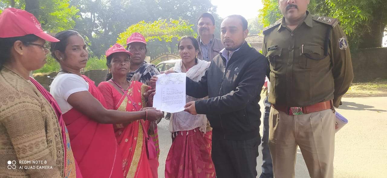 मांगों को ले आंबा कार्यकर्ताओं का धरना-प्रदर्शन