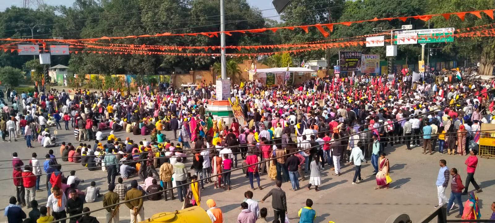 आरक्षण को लेकर आदिवासी समाज सडक़ पर,  किया चक्काजाम