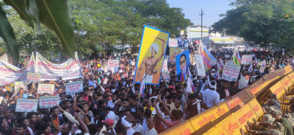 आदिवासी समाज ने रैली निकाल सौंपा ज्ञापन 