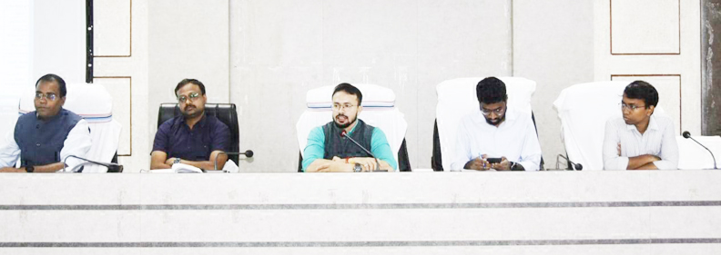 कलेक्टर ने की सडक़ निर्माण की समीक्षा 