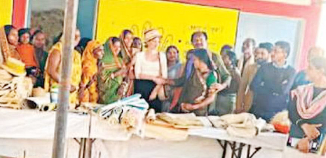 केले के तने से बने  सामान को देखकर खुश हुई जर्मनी की टीम