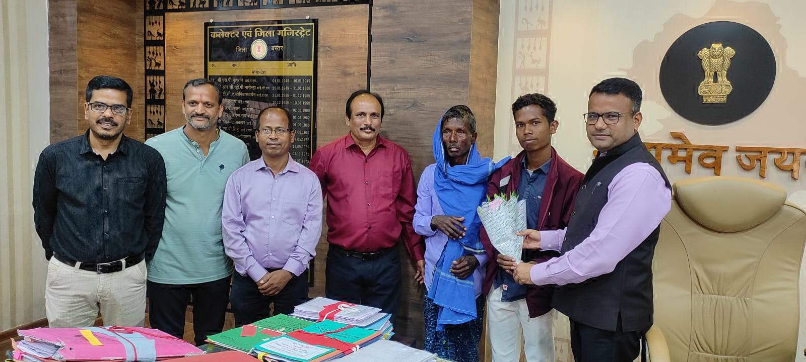 महासमुंद मेडिकल कॉलेज में प्रवेश पर मानसिंह को कलेक्टर ने दी बधाई