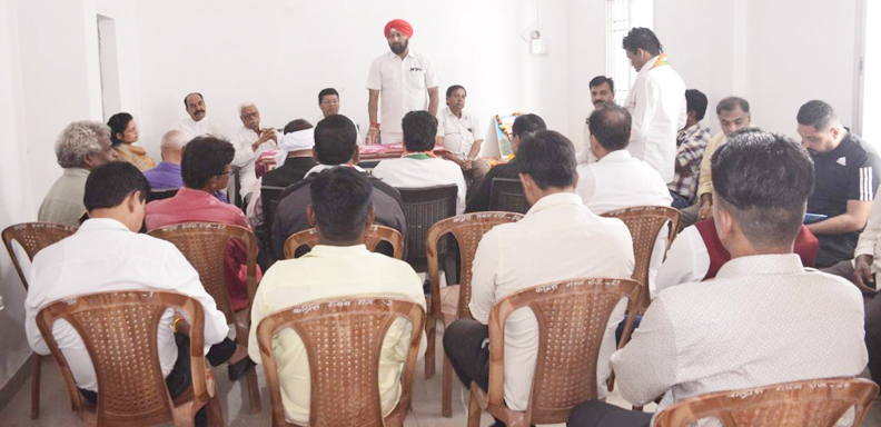 शहर कांग्रेस ने पं. नेहरू को किया याद शहर कांग्रेस ने पं. नेहरू को किया याद