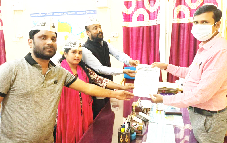 खस्ताहाल सडक़-नाली मरम्मत की मांग को ले निगम आयुक्त से मिले आप कार्यकर्ता