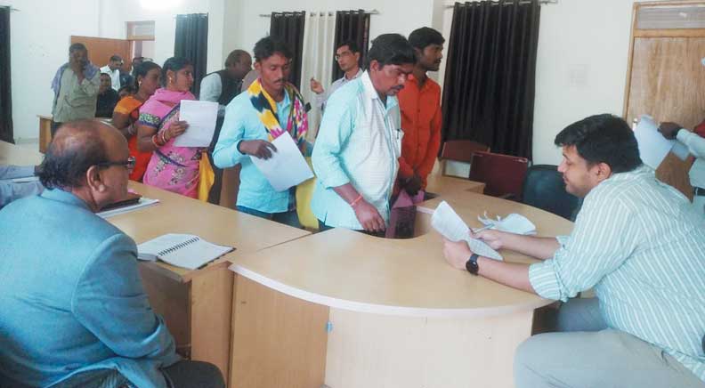 कलेक्टर ने जनचौपाल में सुनी समस्याएं, मिले 55 आवेदन कलेक्टर ने जनचौपाल में सुनी समस्याएं, मिले 55 आवेदन