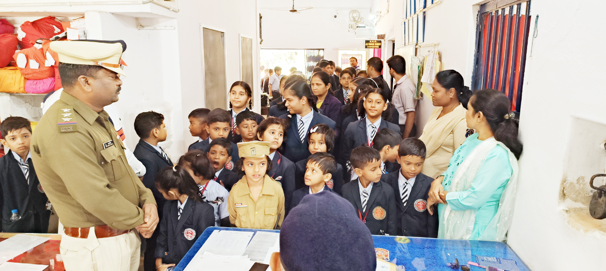 बाल दिवस सप्ताह : एक दिन की पुलिस अफसर बनी निशी बाल दिवस सप्ताह : एक दिन की पुलिस अफसर बनी निशी