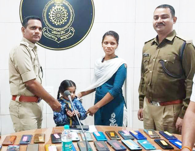 पुलिस ने 54 मोबाइल बरामद कर मालिकों को सौंपा