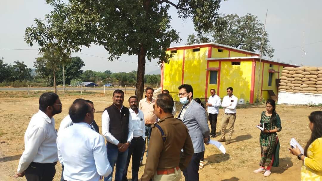 धान खरीदी केन्द्र का निरीक्षण, कलेक्टर ने की किसानों से की चर्चा