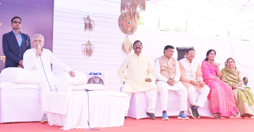 भेंट-मुलाकात, सीएम ने कहा- तीन महीने में घुमका पूर्ण तहसील भेंट-मुलाकात, सीएम ने कहा- तीन महीने में घुमका पूर्ण तहसील