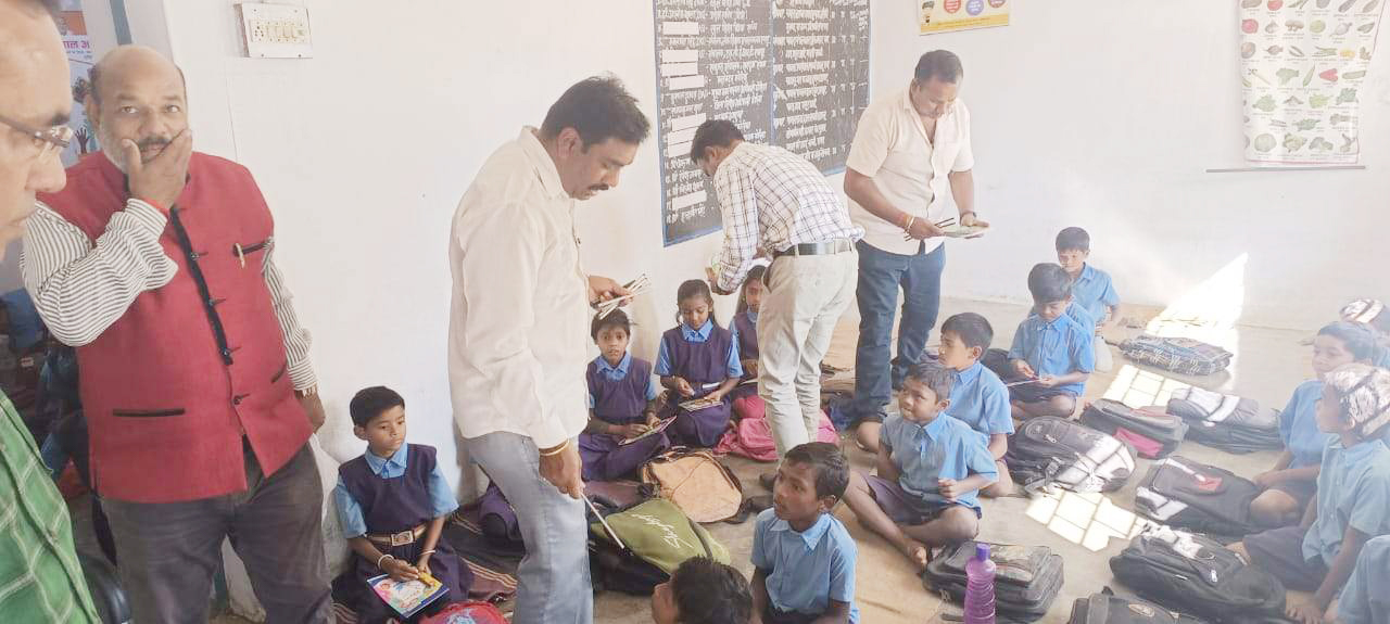 राष्ट्रीय प्रेस दिवस पर स्कूली बच्चों को शैक्षणिक सामान वितरित राष्ट्रीय प्रेस दिवस पर स्कूली बच्चों को शैक्षणिक सामान वितरित