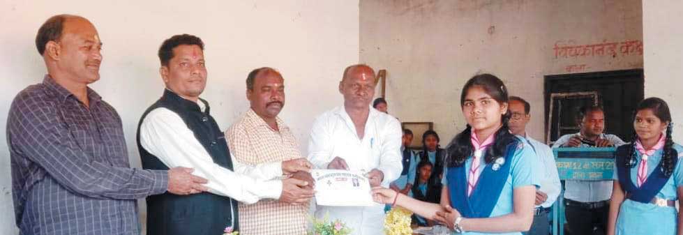 बरपानी स्कूल में बाल दिवस पर प्रतिभावान बच्चे सम्मानित