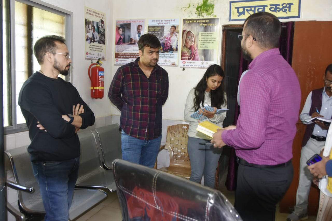 फरसपाल स्वास्थ्य केंद्र में कर्मचारी नदारद, नोटिस फरसपाल स्वास्थ्य केंद्र में कर्मचारी नदारद, नोटिस
